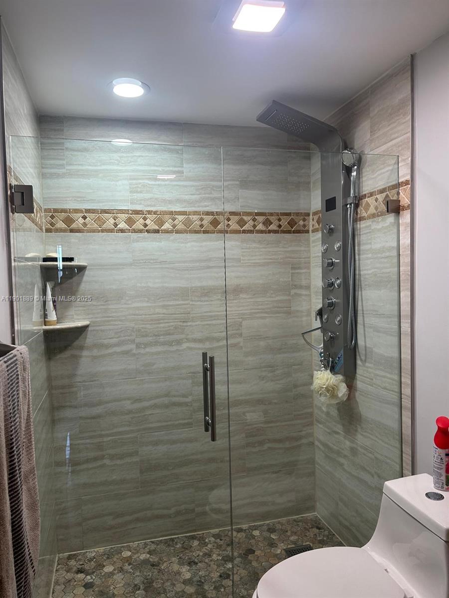 SOMERSET AT LAUDERDALE LA - Residential