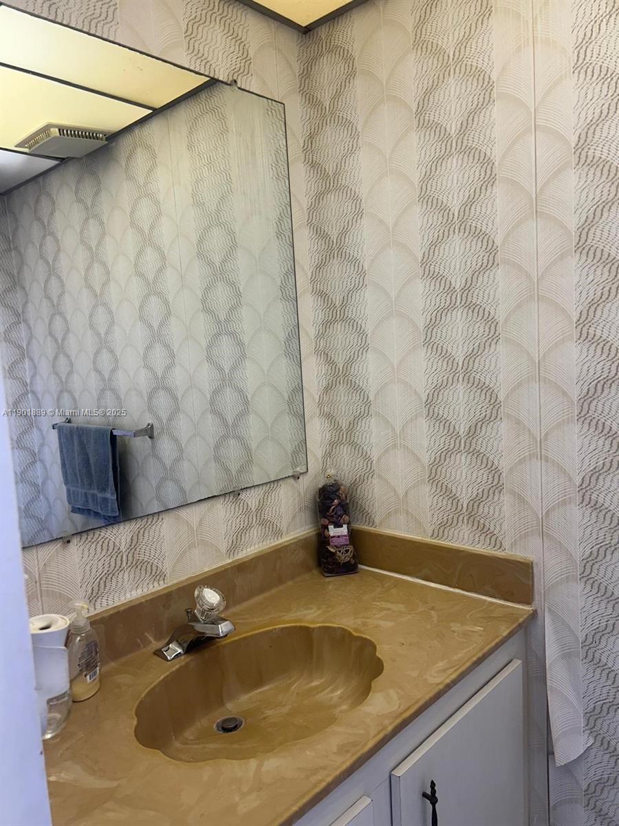 SOMERSET AT LAUDERDALE LA - Residential