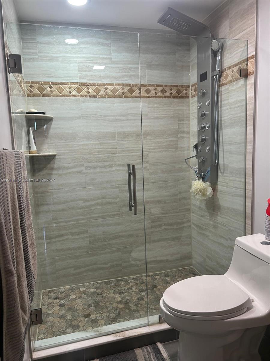 SOMERSET AT LAUDERDALE LA - Residential