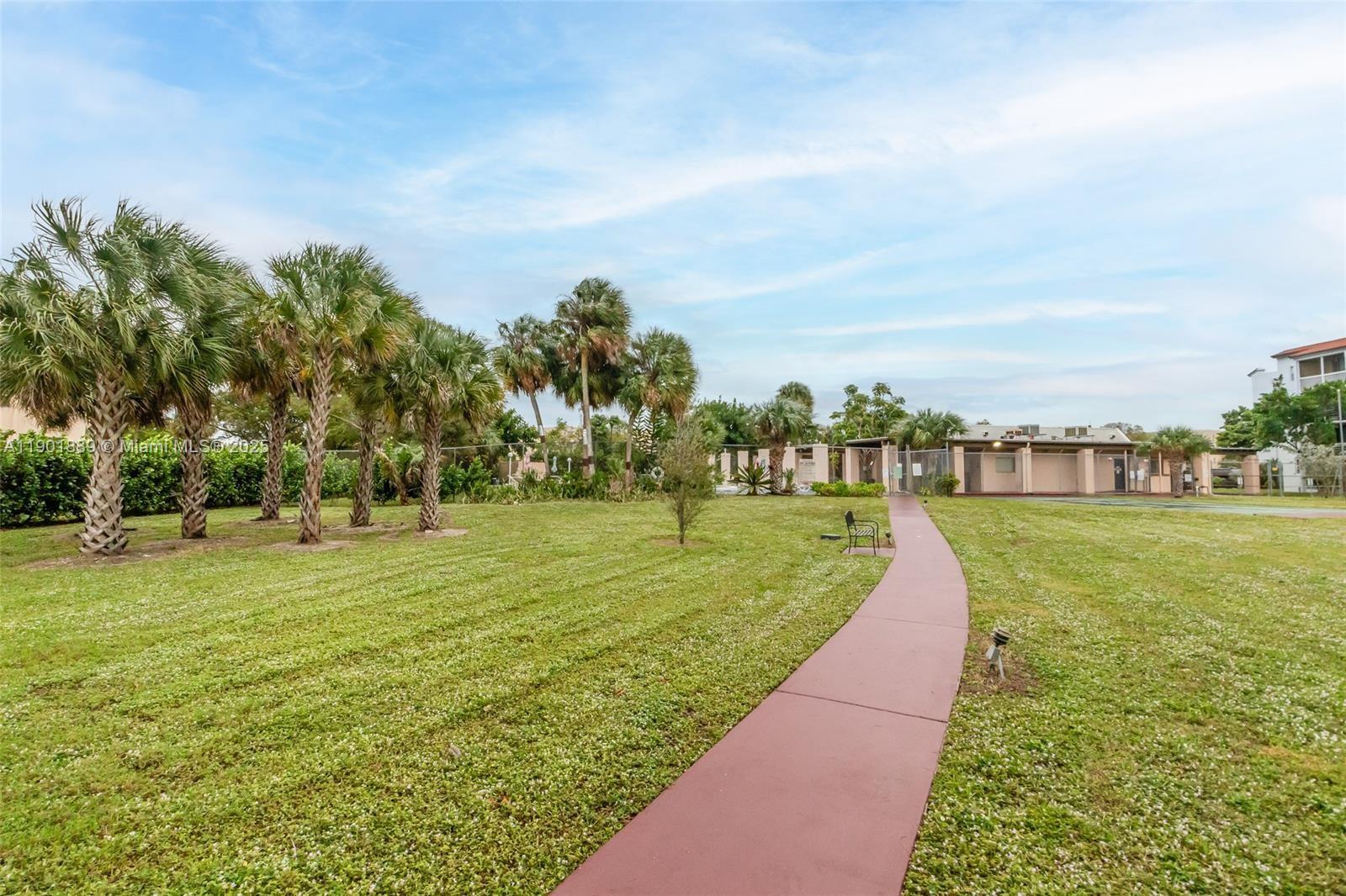 SOMERSET AT LAUDERDALE LA - Residential