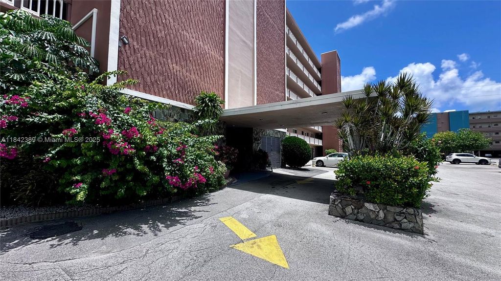 Photo of 301 NE 14th Ave #703, Hallandale Beach, FL 33009 (MLS # A11842389)