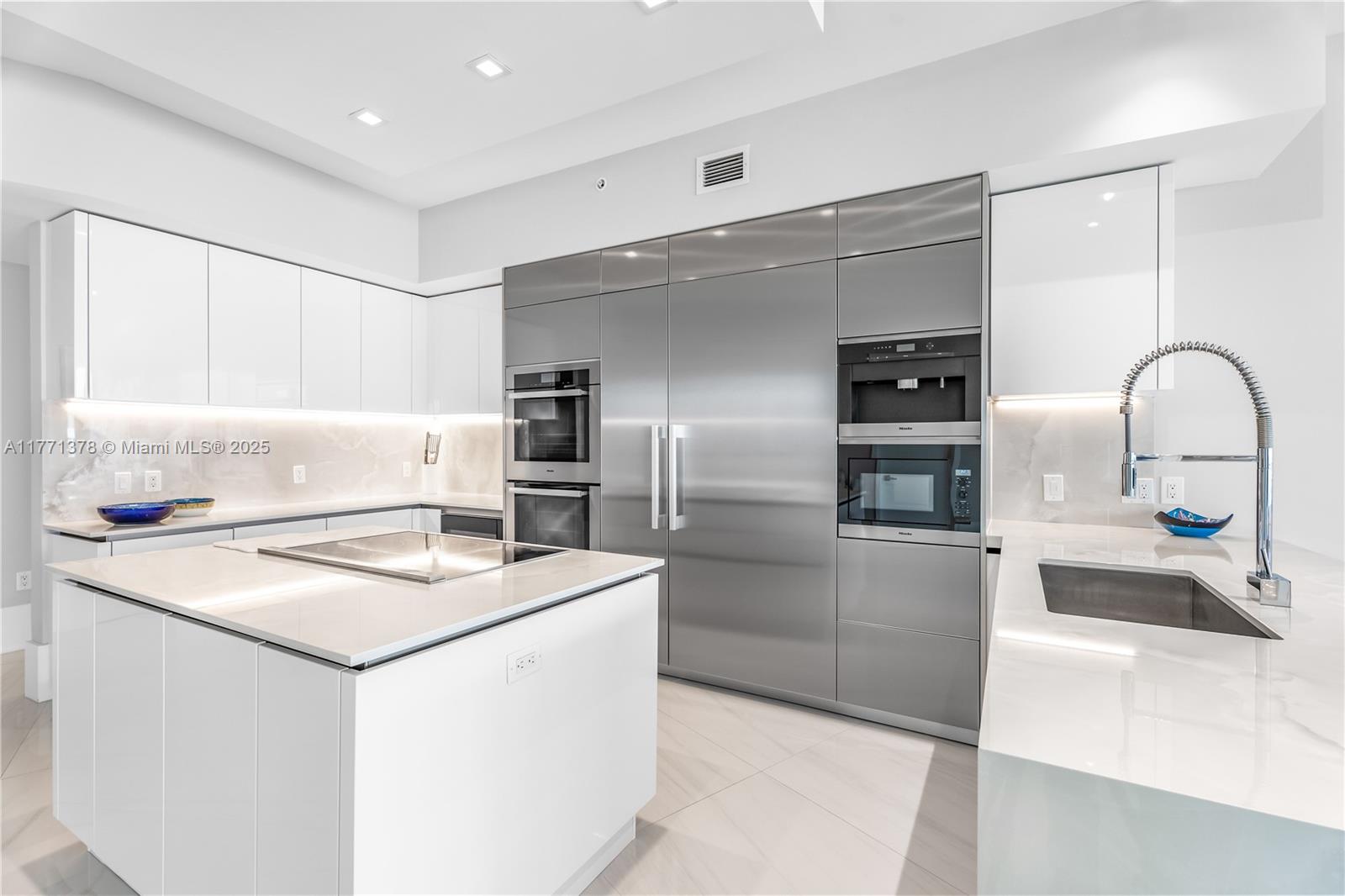 PRIVE CONDO - Residential