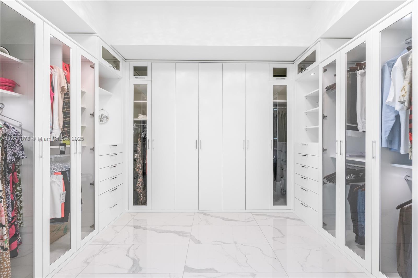 PRIVE CONDO - Residential