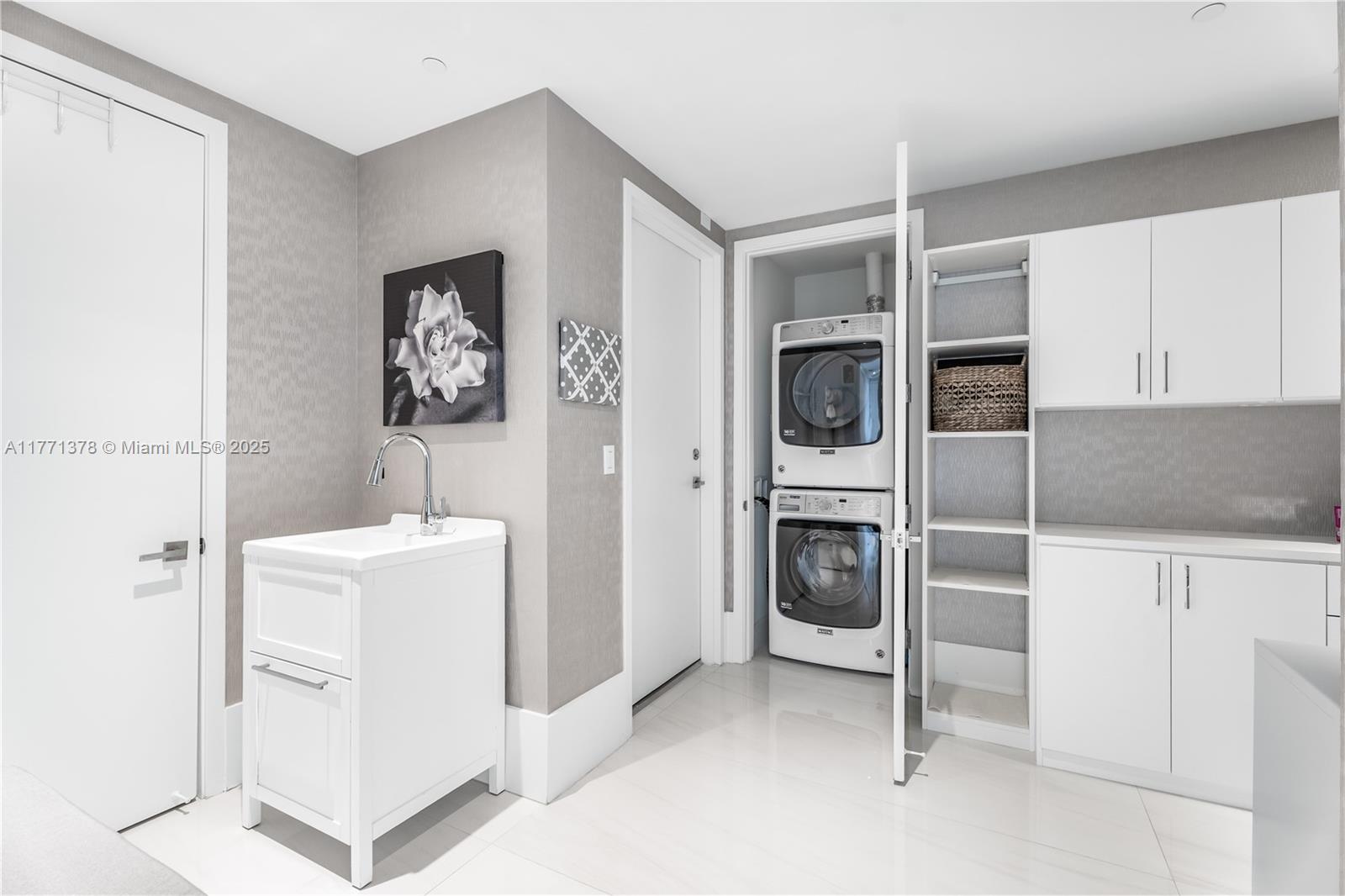 PRIVE CONDO - Residential