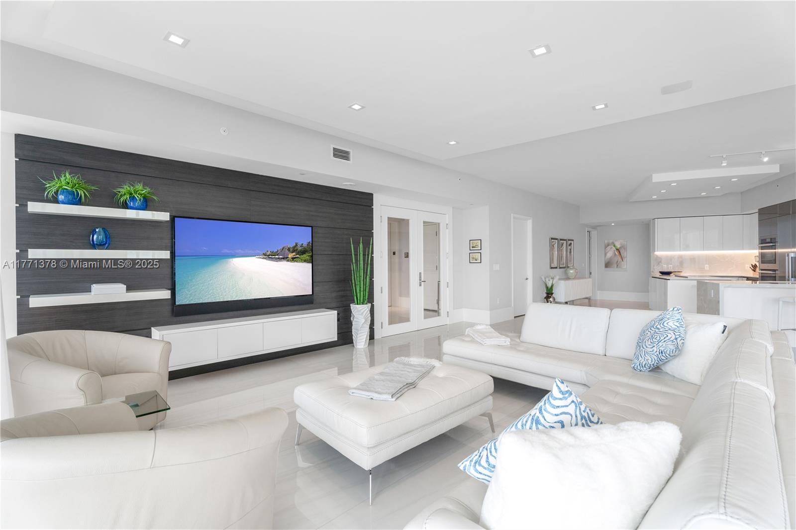 PRIVE CONDO - Residential