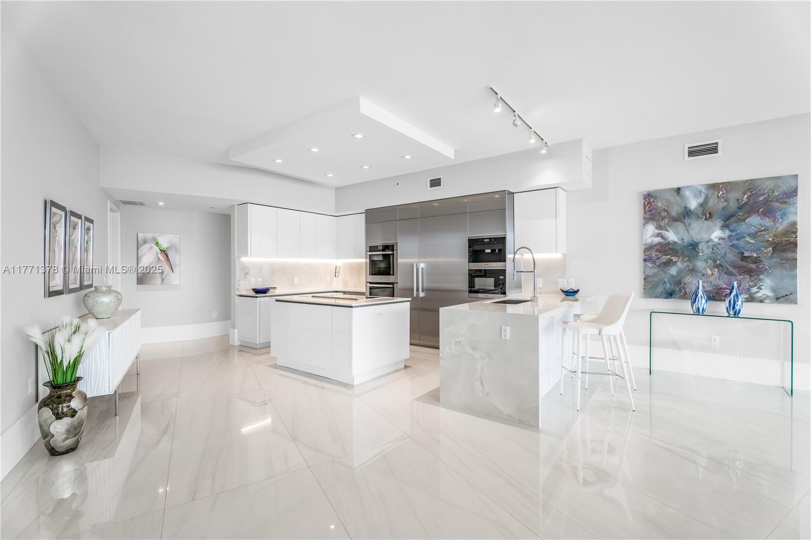 PRIVE CONDO - Residential