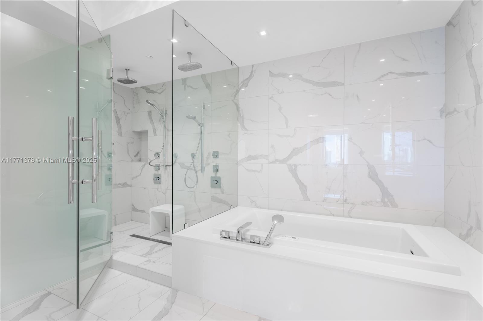 PRIVE CONDO - Residential