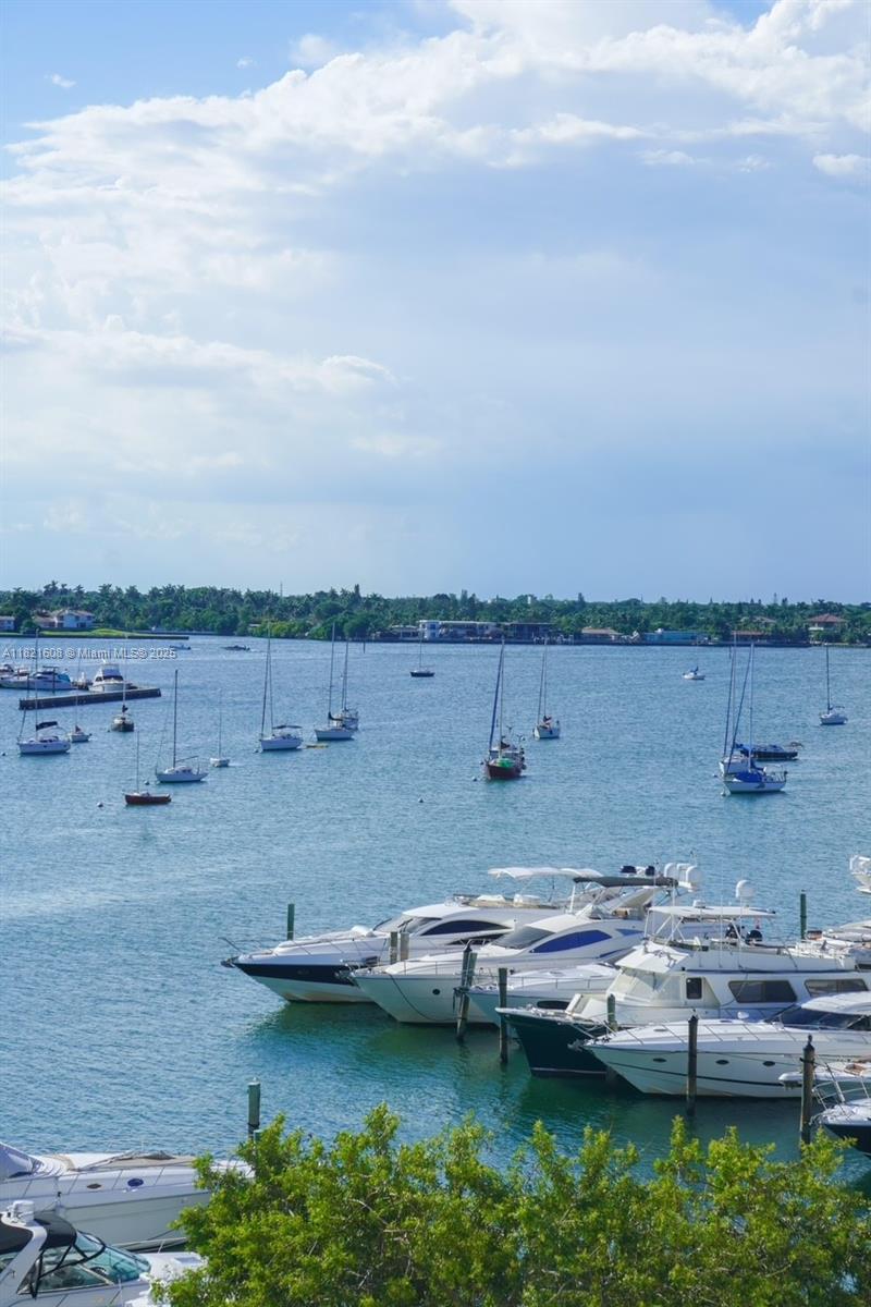 BAYSHORE YACHT & TENNIS C - Residential