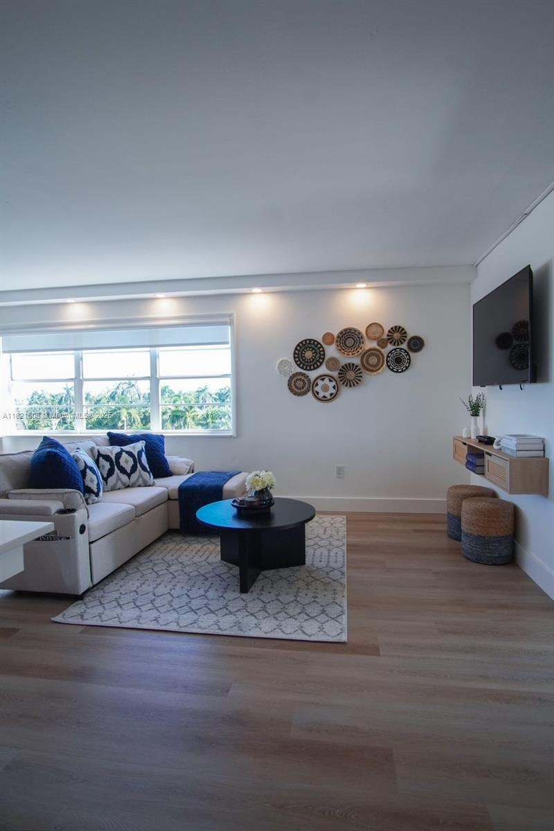 BAYSHORE YACHT & TENNIS C - Residential