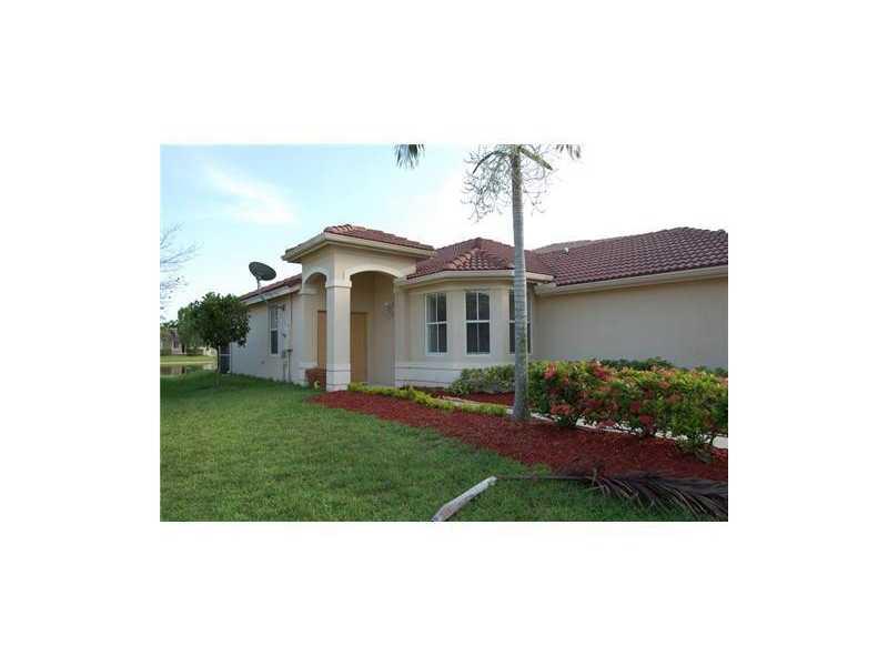 SPECTACULAR 3 BEDROOM, 2 BATH IN SAVANNA. TILE IN MAIN LIVING AREAS, NEUTRAL COLORS, BRIGHT AND NEAT KITCHEN GRANITE COUNTERTOP, STUNNING LAKE VIEW AND MORE. DON'T MISS THIS OPPORTUNITY!!!