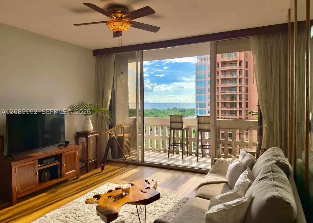 90 Edgewater Dr