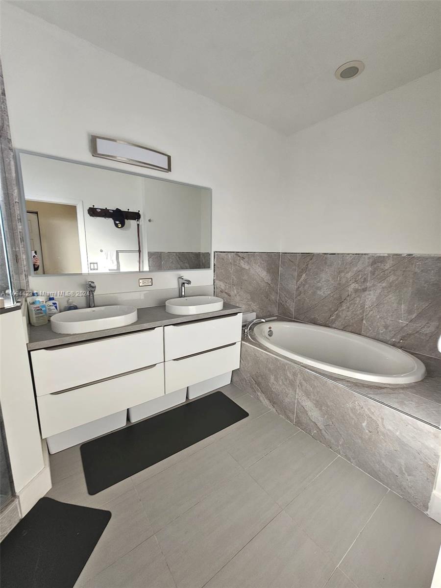 KENDALL COMMONS RESIDENTI - Residential