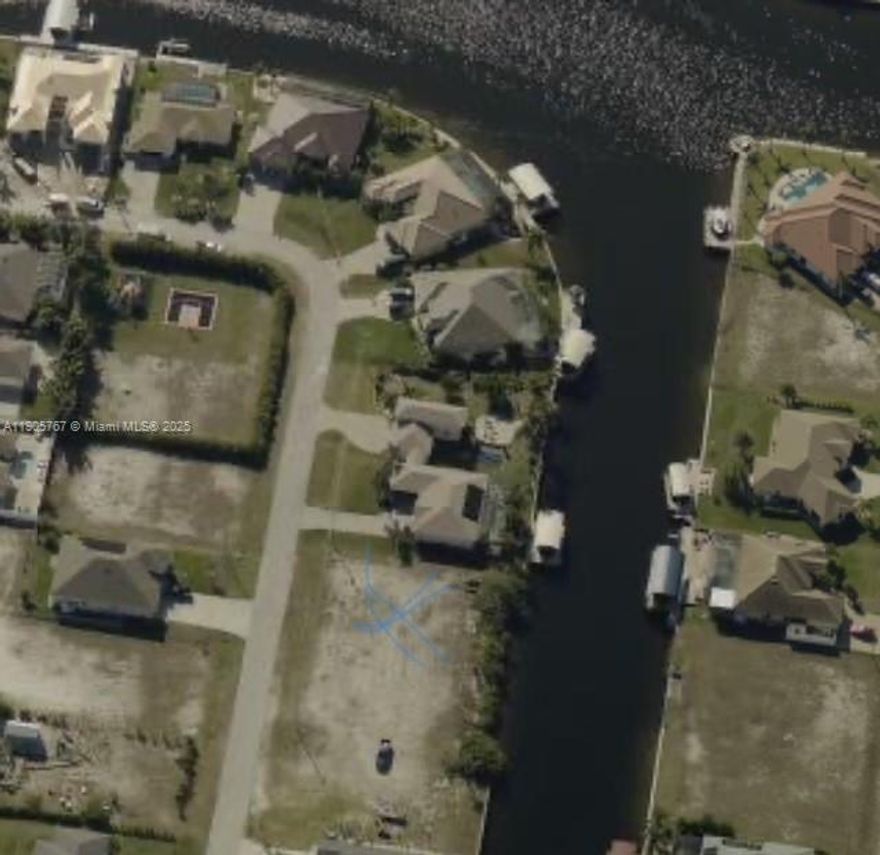 Beautiful Lot with Sunset exposure in Canal direct Gulf Access. Desirable neighborhood with surrounded by new houses. Located near the upcoming "seven Islands project", Tropicana Park, and just minutes from Sanibel, Matlacha, Boca Grande, Cayo Costa, Captiva, Punta Gorda, and Fort Myers.