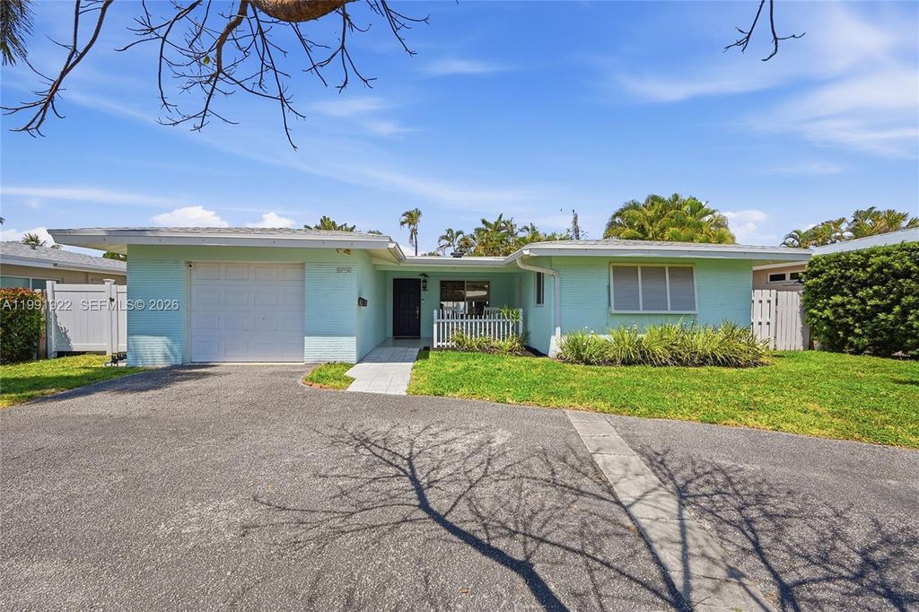 Photo of 2725 SE 2nd Ct, Pompano Beach, FL 33062 (MLS # A11991922)