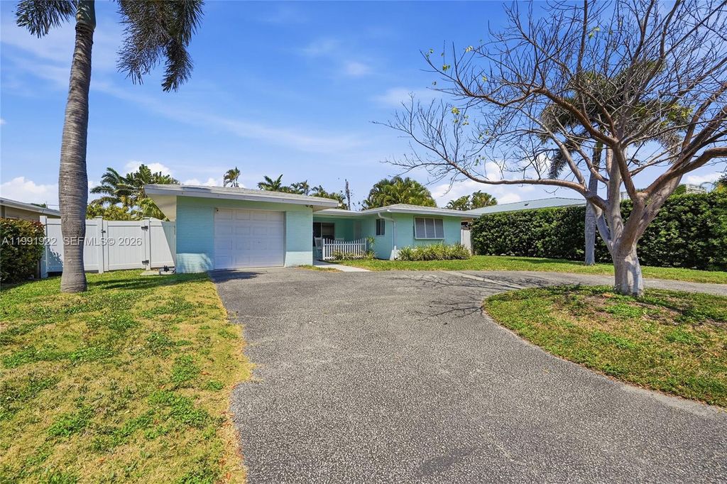 Photo of 2725 SE 2nd Ct, Pompano Beach, FL 33062 (MLS # A11991922)