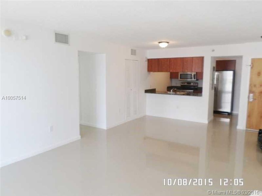 GREAT 3 BEDS 2 BATHS CORNER UNIT IN FULL SERVICE BUILDING IN THE HEART OF BRICKELL FINANCIAL DISTRICT. WITH CITY AND PARTIAL WATER VIEW. HUGE WRAP AROUND CORNER TERRACE, WITH NEW EUROPEAN STYLE KITCHEN AND PORCELAIN FLOORS. AMENITIES INCLUDE: SAUNA, 2 POOLS, FITNESS CENTER, BARBECUE AREA, VALET, SECURITY, CONCIERGE 24 HOURS, AND MUCH MORE. 

EASY TO SHOW! READY TO MOVE IN!