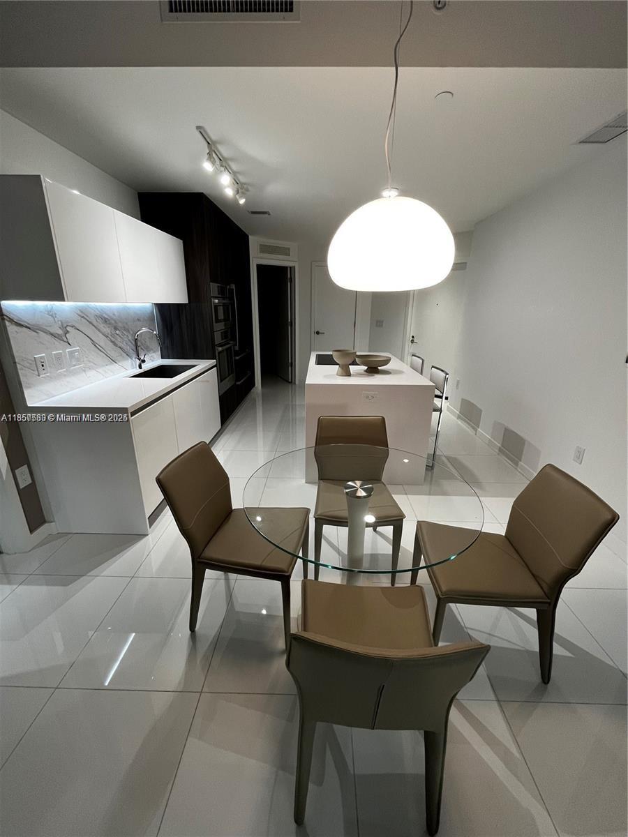 PARAMOUNT MIAMI WORLDCENT - Residential Lease