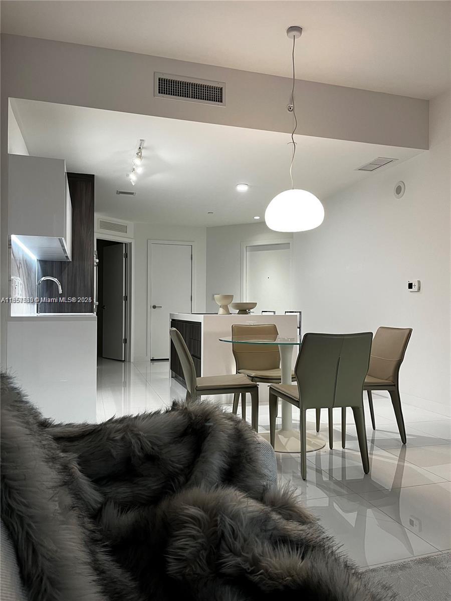 PARAMOUNT MIAMI WORLDCENT - Residential Lease