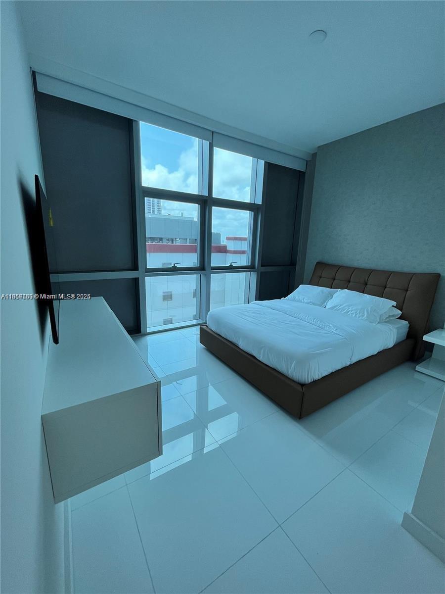 PARAMOUNT MIAMI WORLDCENT - Residential Lease