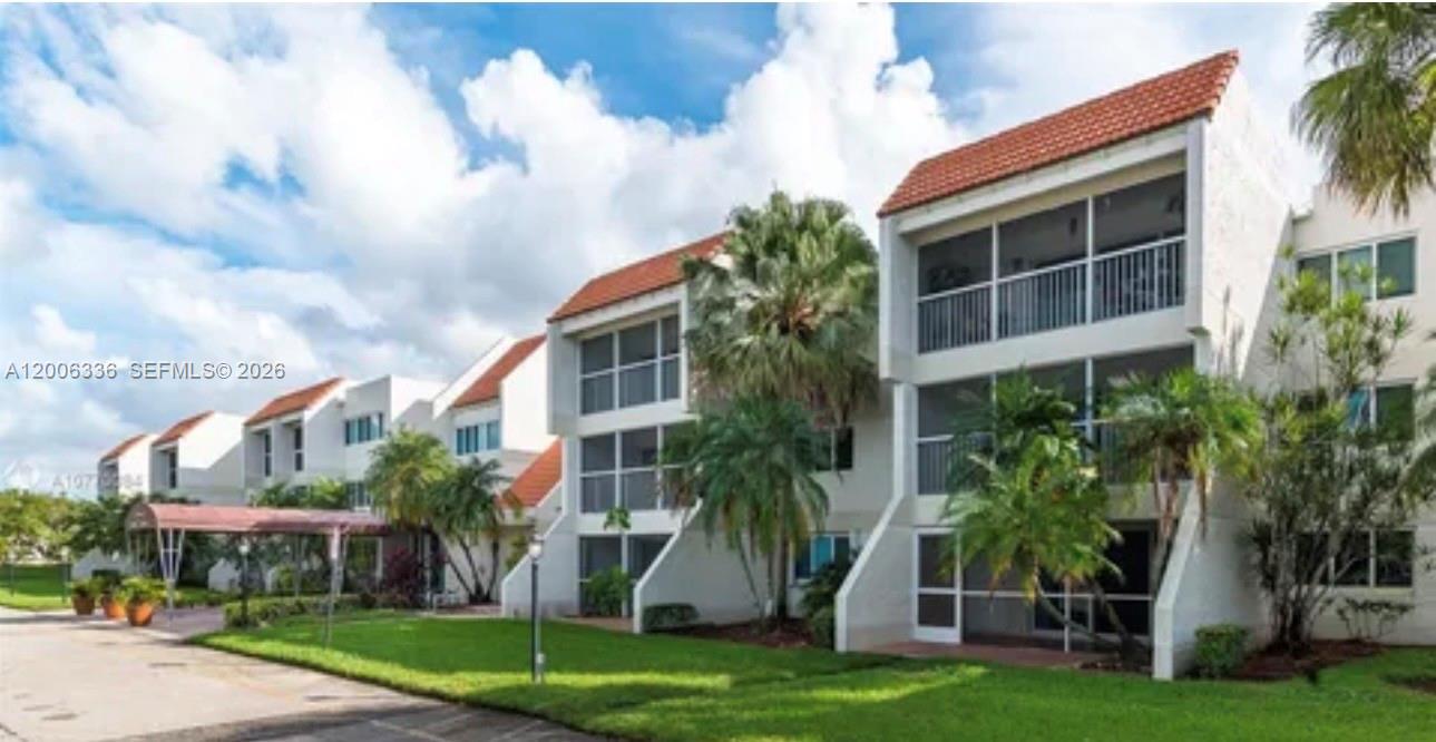 BUILDING THREE OF RACQUET - Residential