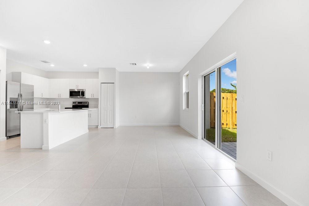 SUNSET TRAILS - Residential Lease