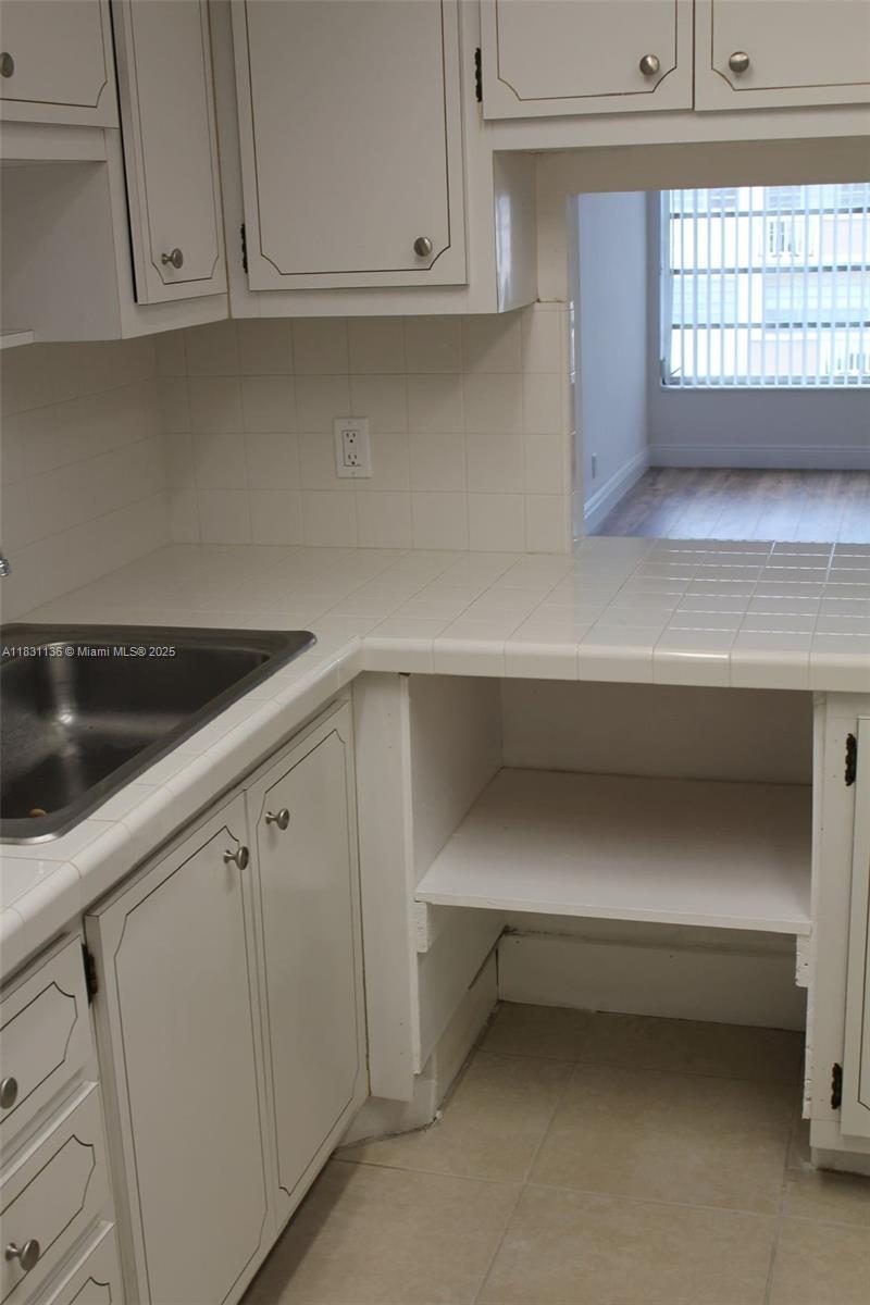 FOUNTAINVIEW CONDO NO 3 - Residential Lease