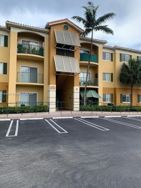 Beautiful two-bedroom apartment in a very quiet and safe community in Doral, just minutes from the shopping center and schools, with very convenient access.