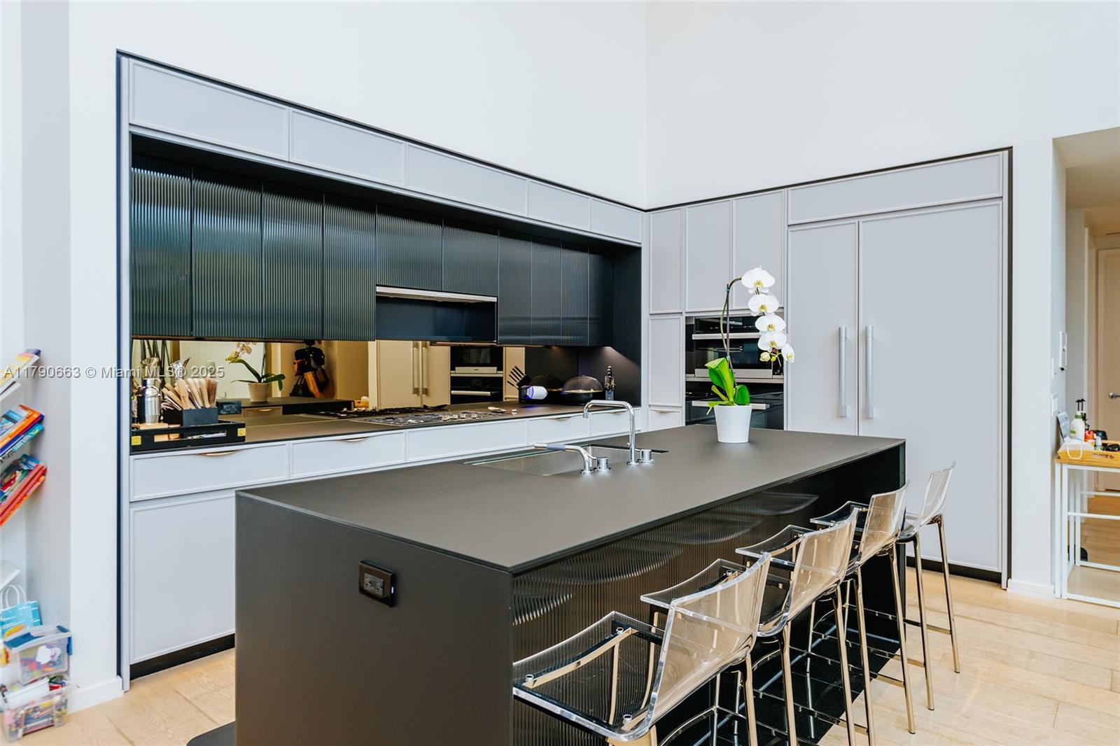 300 Collins Ave 2F