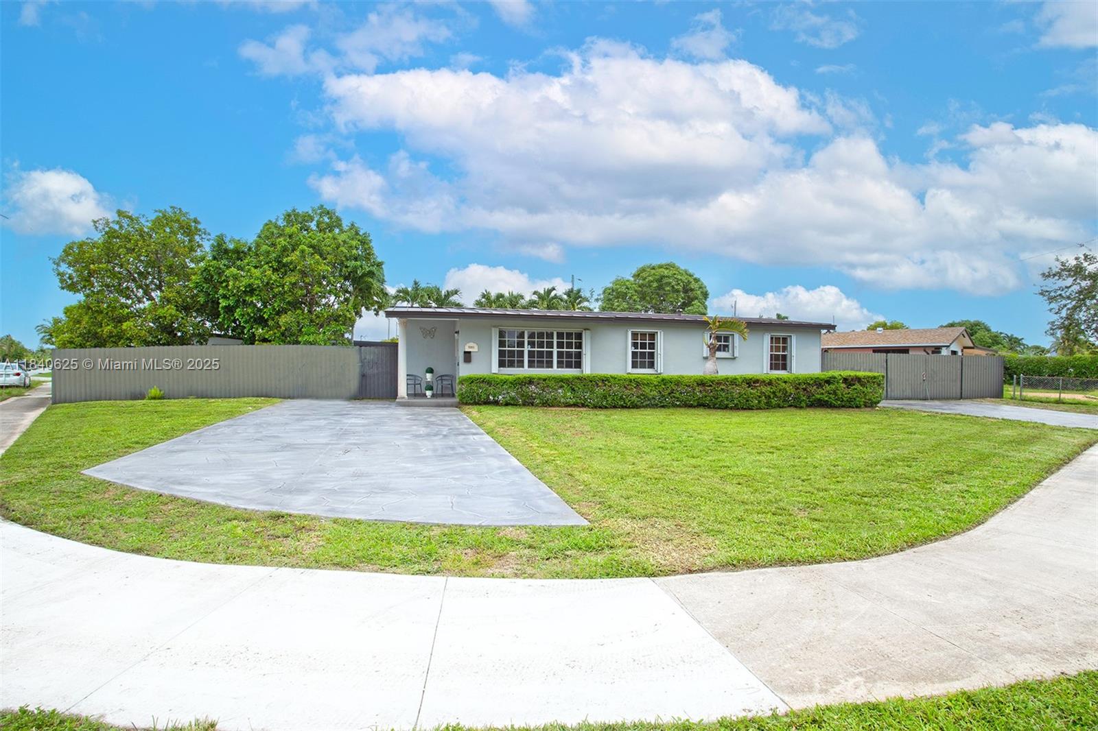 Single-Family Home in a Highly Desirable Area!
Spacious 5BR/3BA home on a nearly 10,000 sq. ft. lot—NO HOA! This well-maintained property features a new metal roof for durability, energy efficiency, and low maintenance. The backyard terrace is perfect for entertaining. An additional private guest room offers more income potential. Solid construction: built in 1957 and meticulously maintained. Prime location: Near the Turnpike, quick access to SR-836.