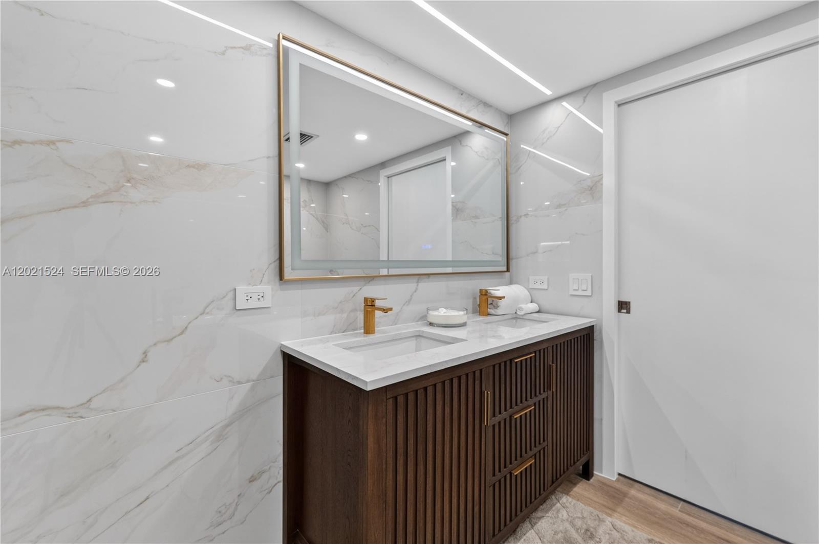 RONEY PALACE CONDO - Residential