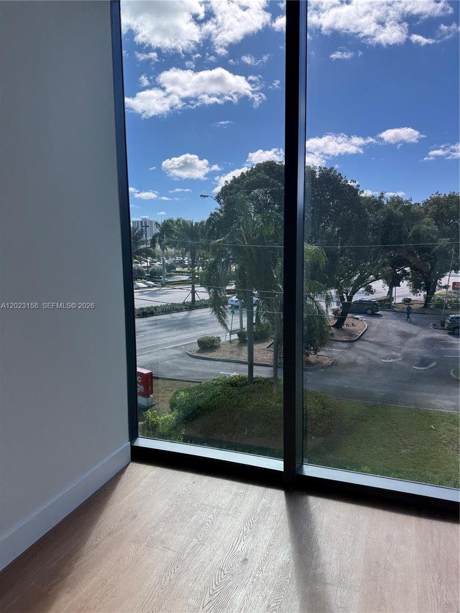 21290 Biscayne Blvd 208