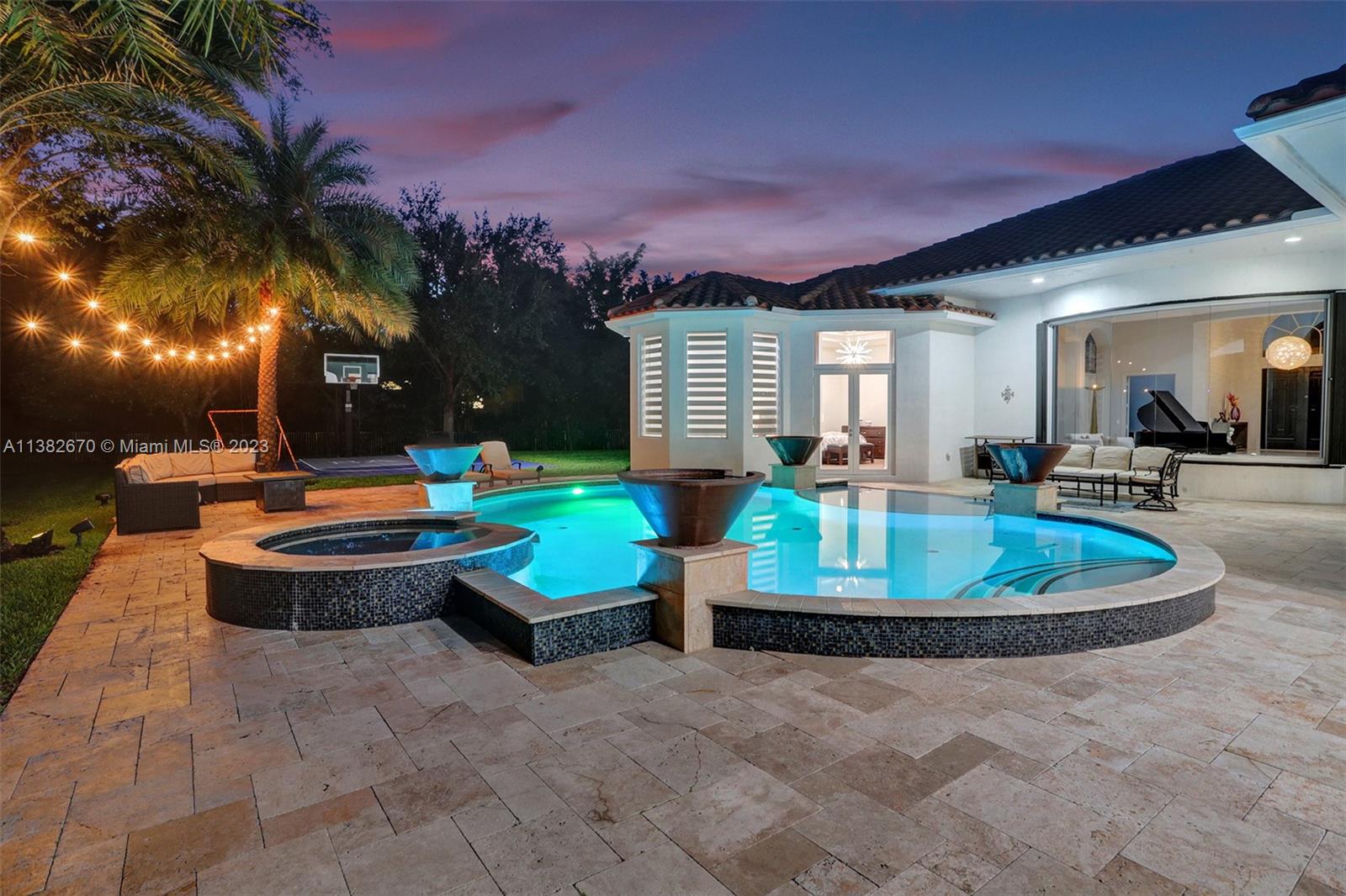 VISTA DEL LAGO - Residential