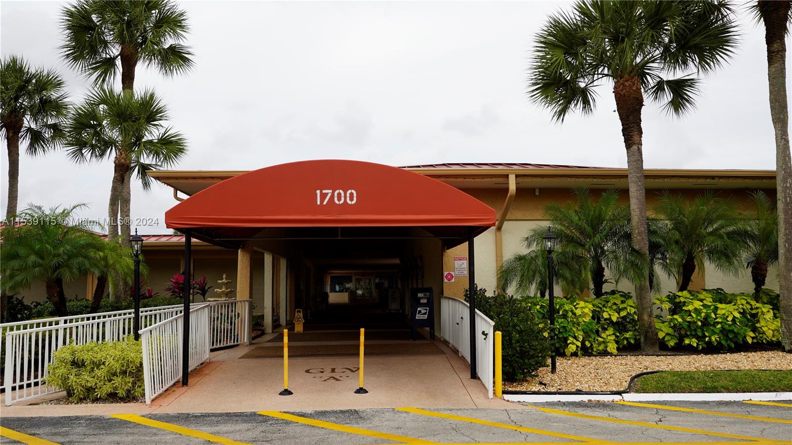 GOLDEN LAKES VILLAGE COND - Residential