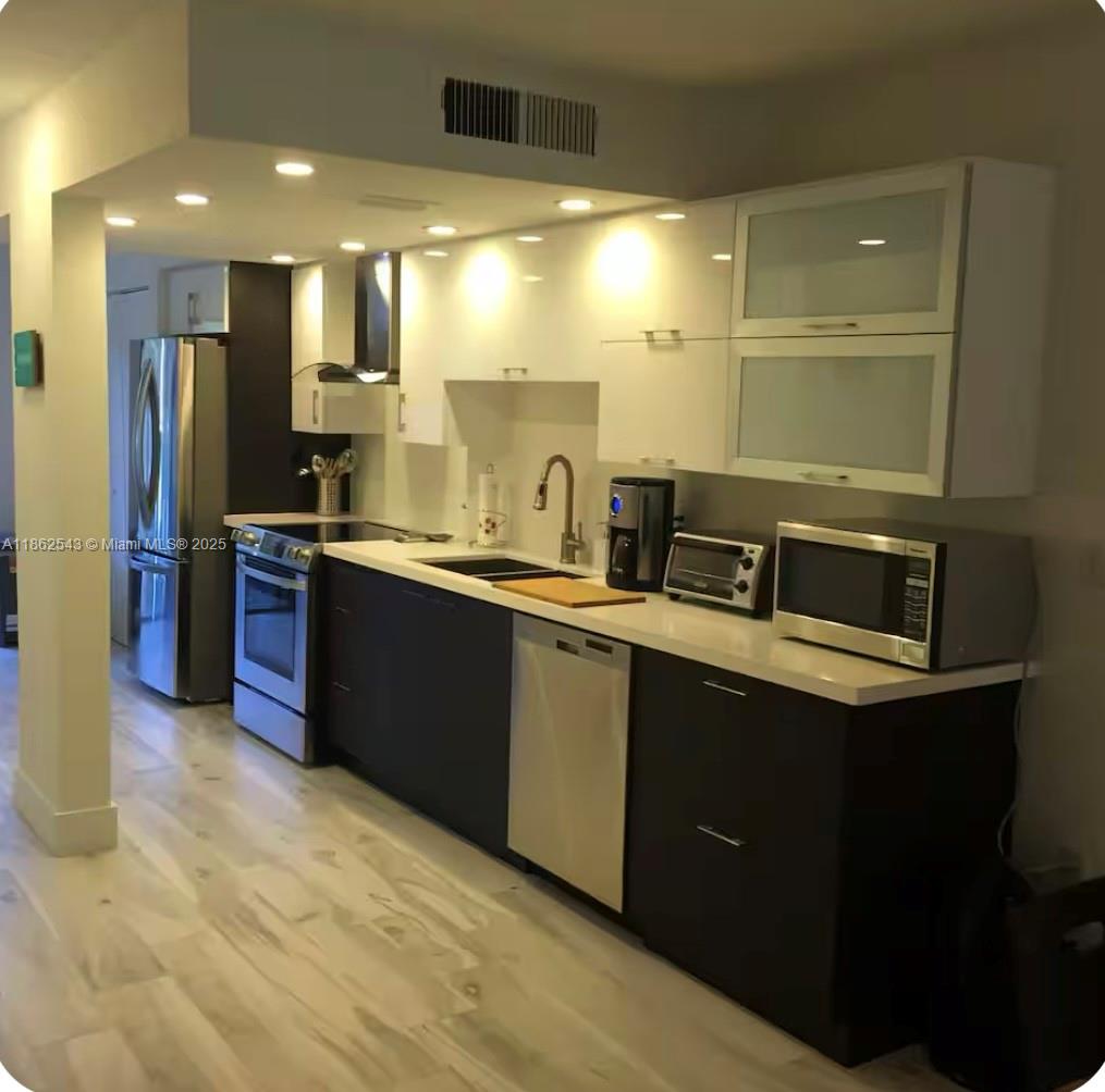 FURNISHED TOWNHOUSE 1 MONTH MINIMUM RENTAL. PLEASE CONTACT REALTOR FOR MORE DETAILS.
2BED 2 BATH. COMMUNITY HAS POOL AND CLUBHOUSE. BAY VIEW. ENJOY BEAUTIFUL SUNSETS AND FISH FROM THE COMMUNITY DOCK AREA.