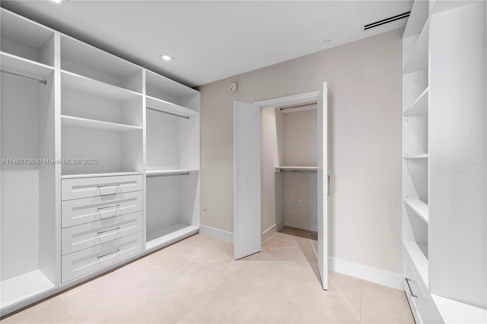 PARQUE TOWERS CONDO - Residential