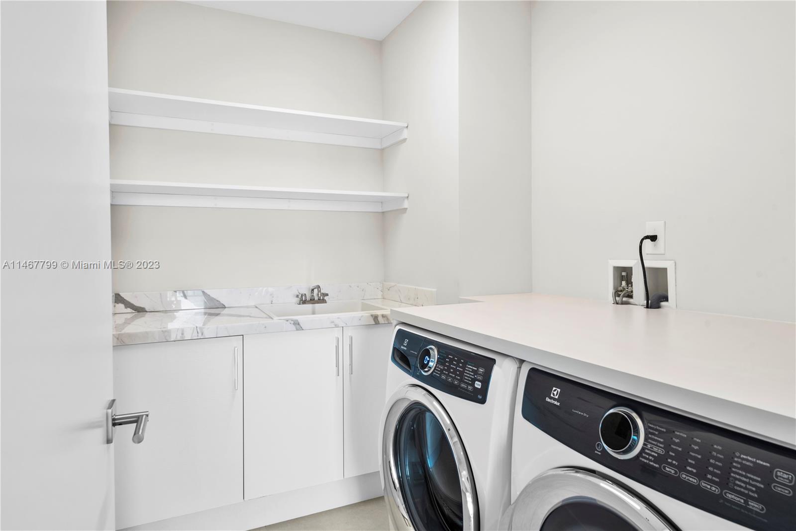 PARQUE TOWERS CONDO - Residential