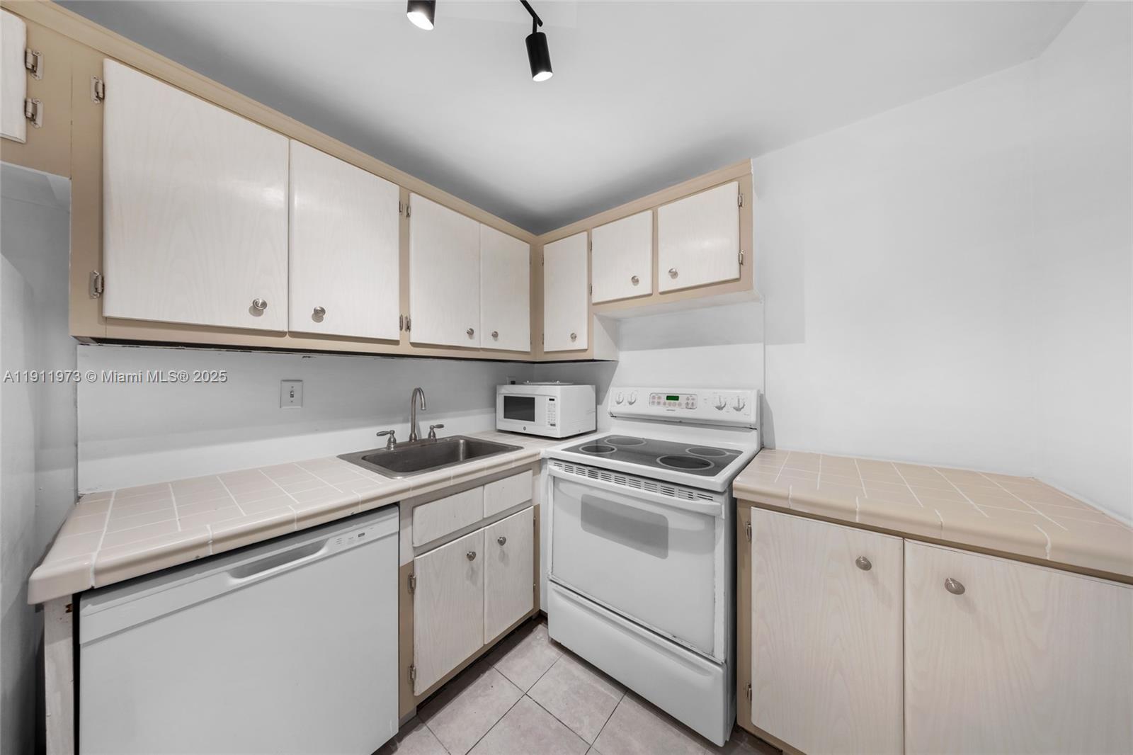 KENNEDY HOUSE CONDO - Residential