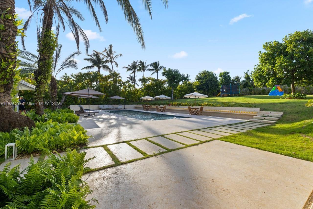 Price subject to seasonal change; please confirm in advance.
The villa features 5 spacious bedrooms, each with its own TV and dressing room. Enjoy the elegant 15-meter pool, a cozy TV/music studio, and a Sonos surround sound system in the living and pool areas.
The courtyard is filled with organic fruit trees such as mango and avocado, along with a trampoline and slide for the children. Experienced and friendly staff provide daily cleaning and cooking. With its blend of style, comfort, and thoughtful design, we offer the ideal space for you to enjoy time together while still having room to relax independently, all in one of Casa de Campo's most strategic and beautiful locations.