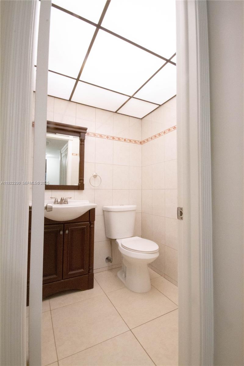 CYPRESS CHASE CONDO NO 5 - Residential