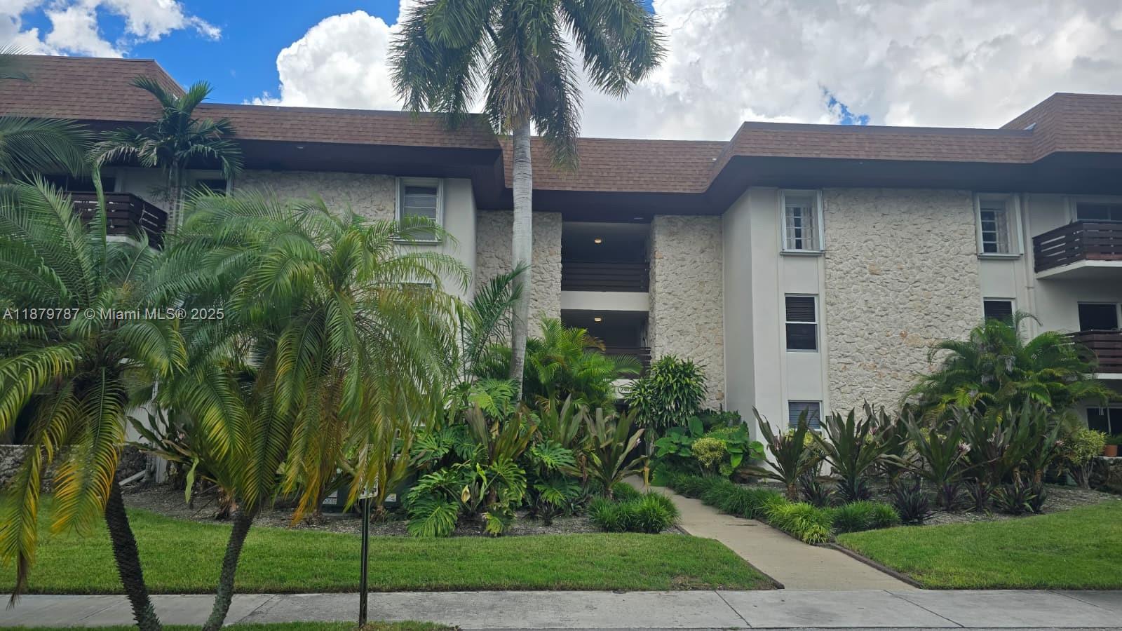 A VERY WELL KEPT UNIT IN DADELAND CAPRI, TILE FLOORS , NEW AC UNIT INSTALLED 2 MONTHS AGO, AMAZING LOCATION, CLOSE TO DADELAND MALL, METRORAIL, PUBLIC TRANSPORTATION, SUPERMARKETS, UNIT LOCATED ON THE FIRST FLOOR WITH A VERY PRIVATE LOCATION, GREAT SPACES IN YOUR LIVING AREAS AND MASTER ROOM, WASHER AND DRYER INSIDE THE UNIT FOR CONVENIENCE, THIS UNIT IS IN VERY GOOD CONDITION TO MAKE YOUR OWN OR AS AN INVESTMENT.