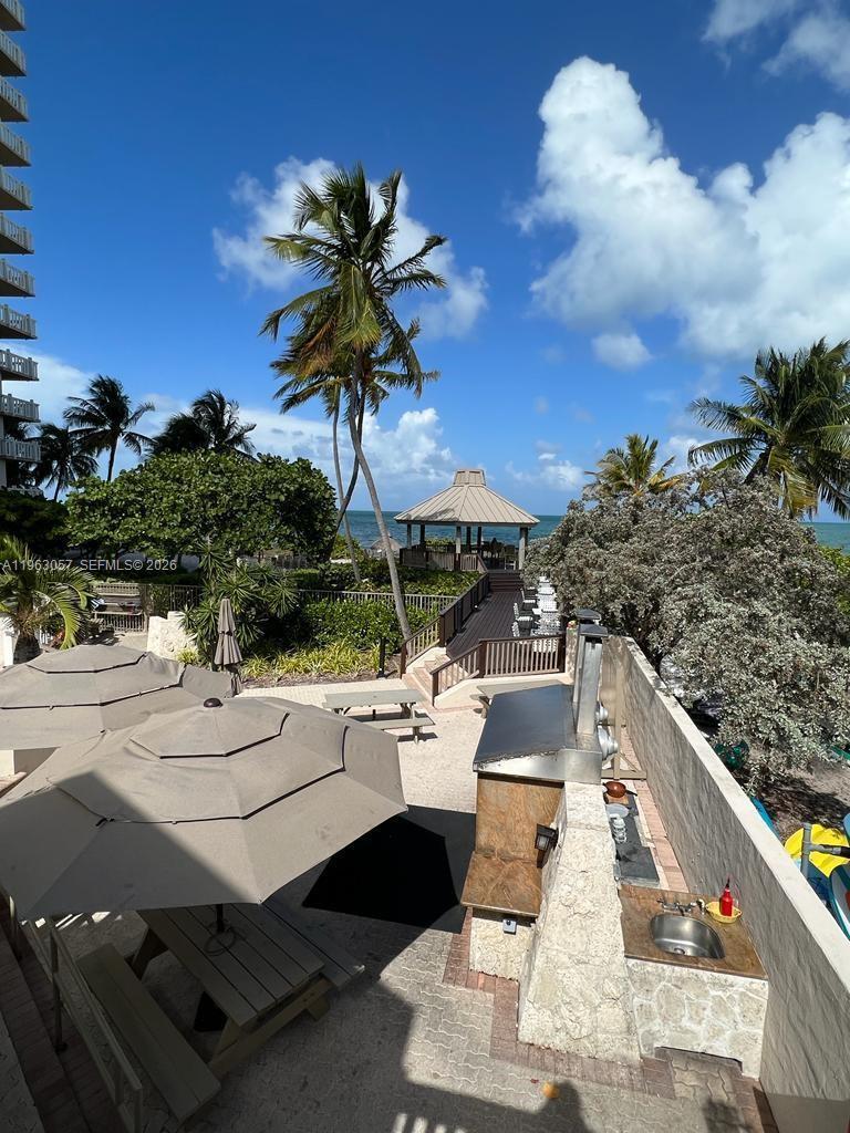 TOWERS OF KEY BISCAYNE CO - Residential Lease