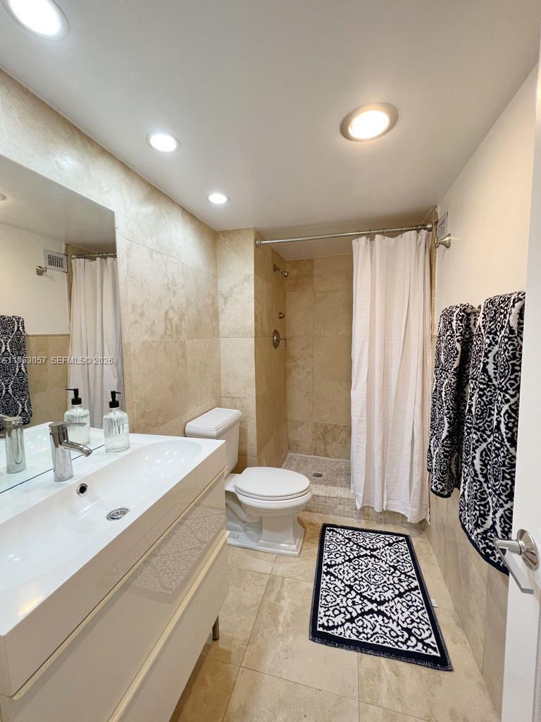 TOWERS OF KEY BISCAYNE CO - Residential Lease