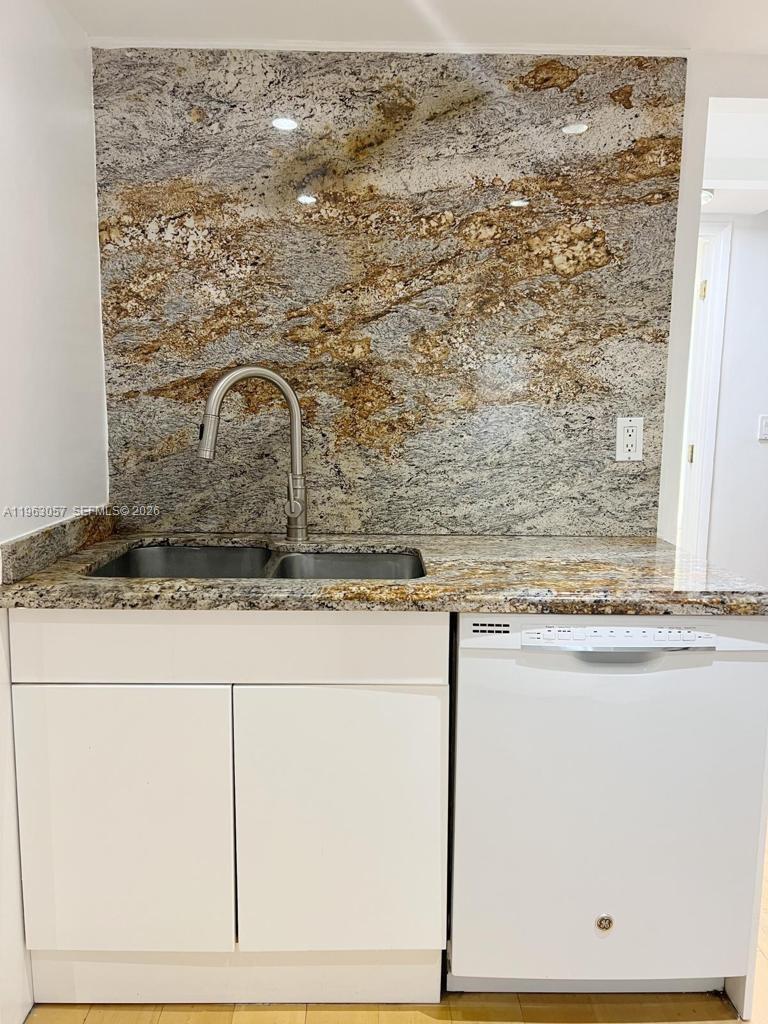 TOWERS OF KEY BISCAYNE CO - Residential Lease