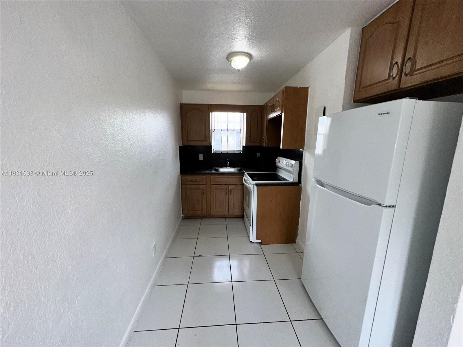 Spacious 2-bed, 1-bath freshly painted apartment. AC units in living room & bedrooms for year-round confomfort.
Conveniently close to I-95, centrally located for easy commuting. Enjoy on-site parking, water included.
First, Last & sec. deposit to move-in.
Move-in ready with rapid approvals no HOA.
No pets permitted except ESA.