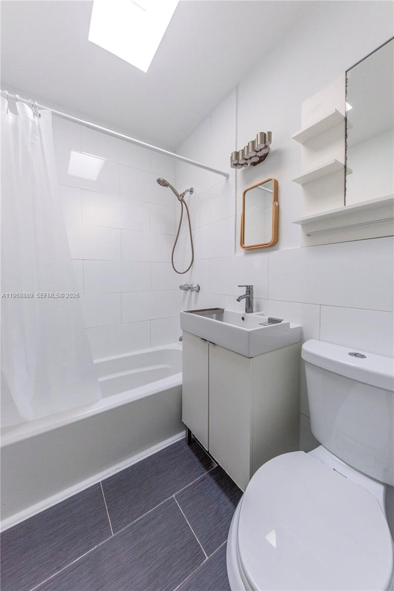 MARSEILLES DECO CONDO - Residential Lease