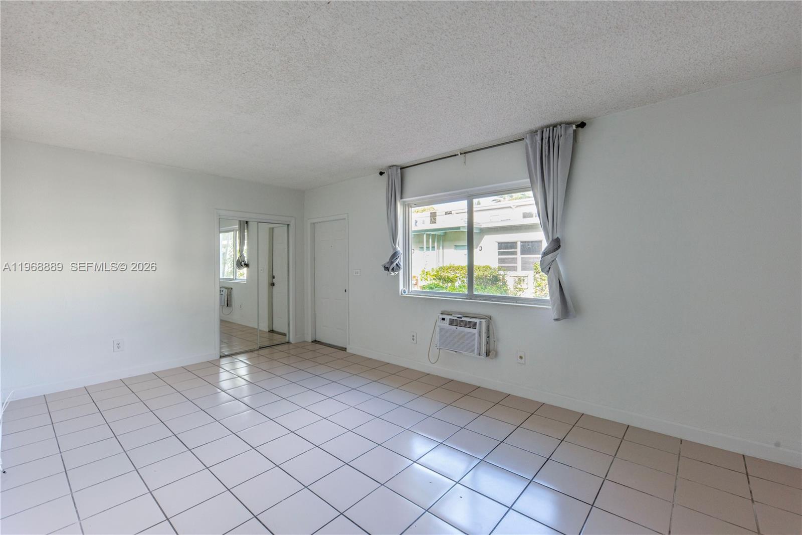 MARSEILLES DECO CONDO - Residential Lease