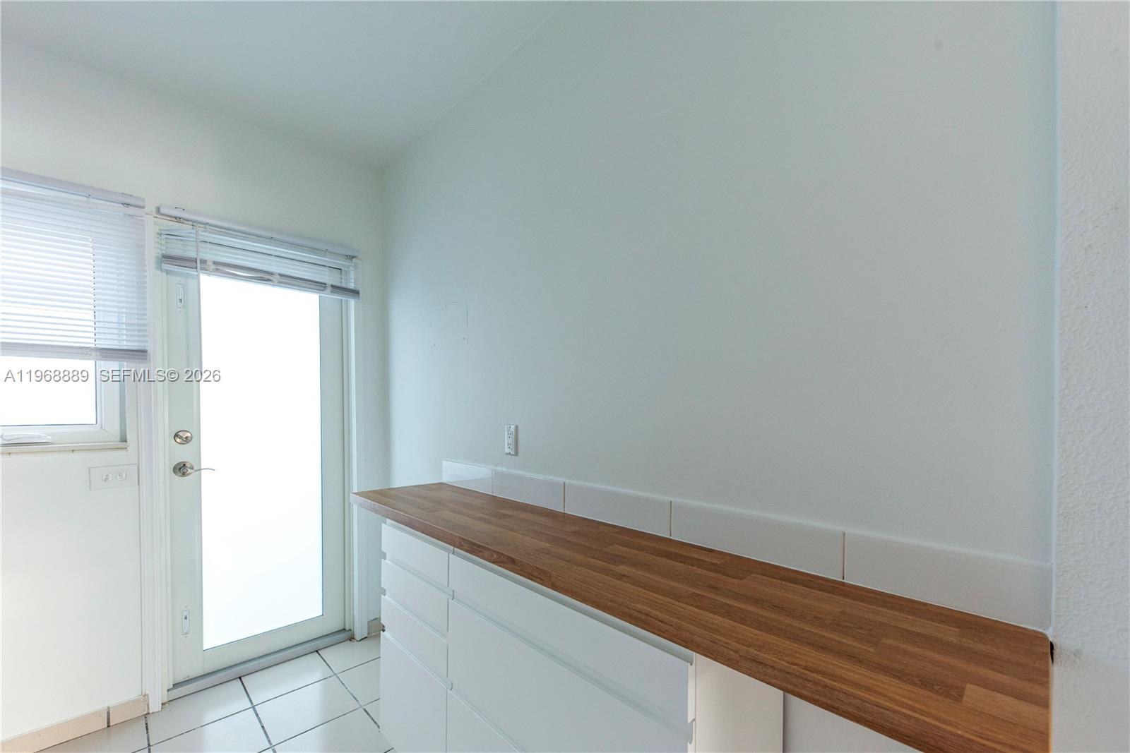 MARSEILLES DECO CONDO - Residential Lease