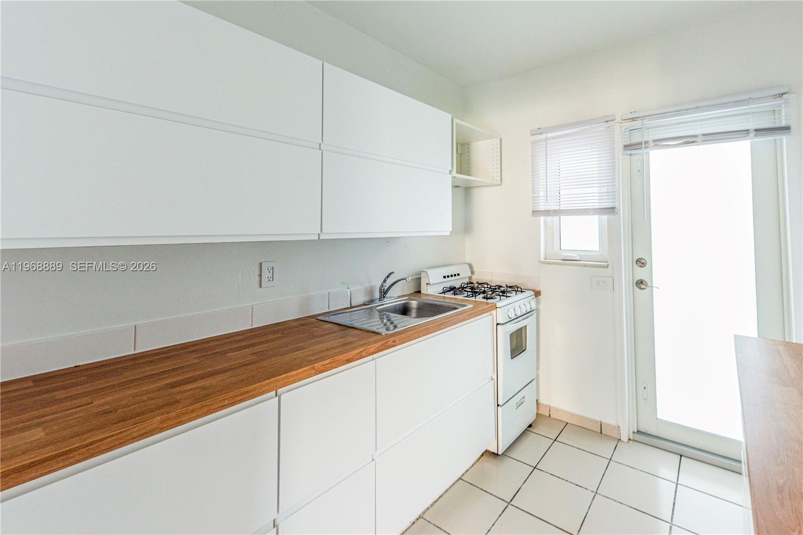 MARSEILLES DECO CONDO - Residential Lease