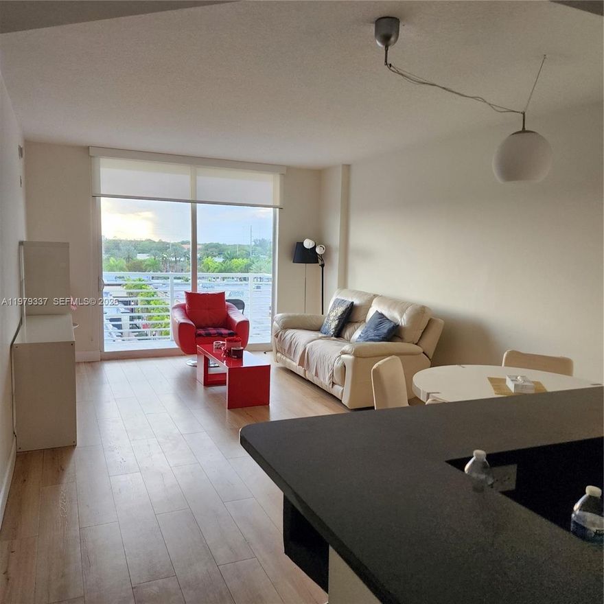Gorgeous 1/1 bath condo at the Venture Aventura West ideal location in the hearth of Aventura!  This unit is bright with positive energy facing West overlooking the shopping center at the front of the building.