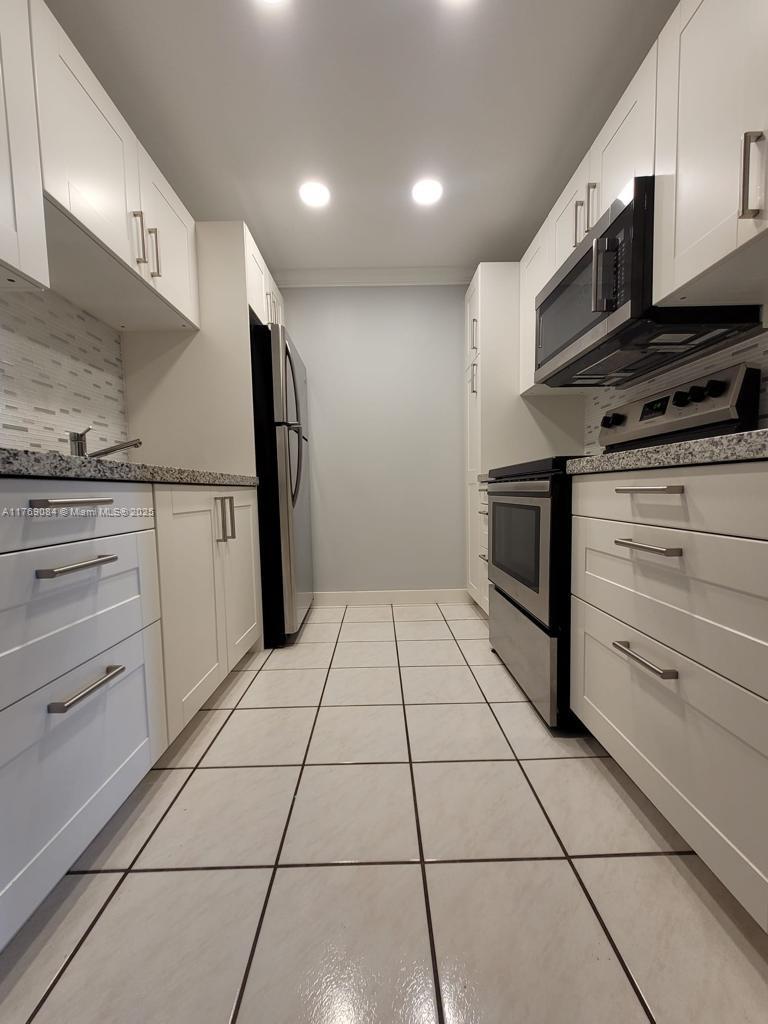 Rental Property at 13355 Sw 9th Ct 208H, Pembroke Pines, Miami-Dade County, Florida - Bedrooms: 1 
Bathrooms: 2  - $1,700 MO.